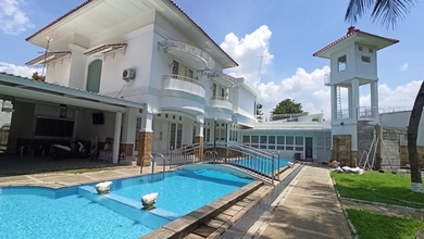 Jual Rumah Cantik LT 1361 m2 area Tanjung Barat, Jakarta Selatan