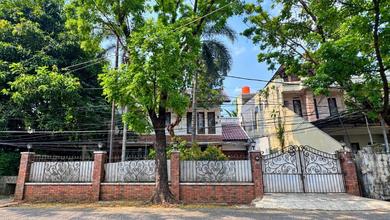 Rumah 2 Lantai Bergaya Klasik, Asri & Luas di Jakarta Selatan