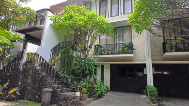 Rumah 3 Lantai di Jalan Ampera 1, Kemang Hills Residence, Jakarta Selatan. 