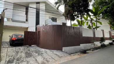 Rumah sangat luas dgn 2 lantai, strategis dengan kolam renang dan halaman luas di Jakarta Selatan