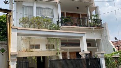 Rumah 3 Lt, Luas 216m² Di Kebon Jeruk
