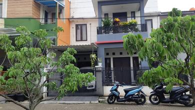 Rumah Asri 2 Lantai di Komplek Puri Flamboyan