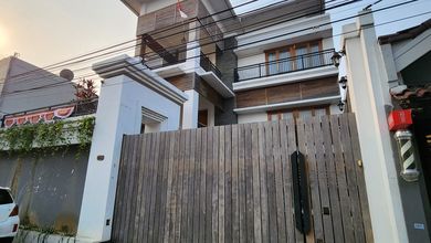 Dijual murah rumah mewah di jl madrasah II Sukabumi Utara kebon jeruk 