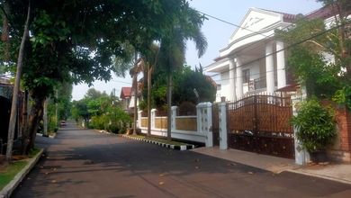 Jual Rumah Cantik Luas 740 m2 area Cinere, Depok