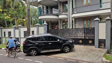 Rumah Modern Luas 809 Jual di Puri Indah, Jakarta Barat