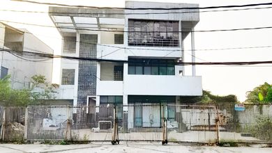 Tanah berikut  bangunan di jalan raya meruya jakbar