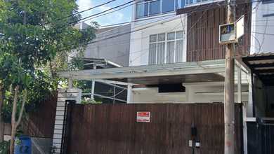 Kelapa Gading - Dijual Lelang Rumah 3 Lantai Perum Imperial Gading