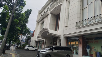 Lelang Bangunan Komersil 3 Lantai Dipakai Butik di Jl Melawai Raya Kebayoran Baru Jakarta Selatan