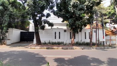 Menteng - Rumah Mewah Harga Murah di Jl Cimahi .Menteng .Jakarta Pusat 2 Lantai SHM Bagus Barat Laut