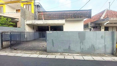 Setia Budi - Rumah Tua Hitung Tanah. Harga Sangat Murah Jauh Dibawah Harga Pasar. SHM LT 255 M2. Dijalan Kencana Pasar Manggis. Setia Budi. Jakarta Selatan