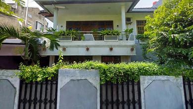 Kebon Jeruk - Rumah Dua Lantai Sangat Strategi. SHM LT 344 M2. Dijalan Kpbd. Suka Umi Selatan. Kebon Jeruk. Jalarta Barat