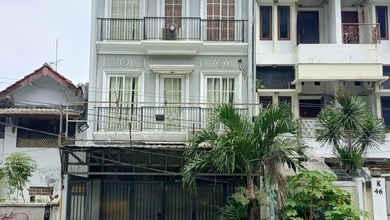 Kemayoran - Ruko Apron Bagus Sangat Strategi. Dijual Lelang. Shgb LT 120 M2. Dijalan Komplek Apron Kemayoran. Jakarta Pusat