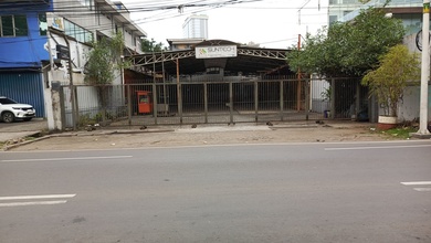 Bintaro - Tanah Dan Bangunan / Ruang Usaha. Harga Sangat Murah. Shm 708.0 M². Di Jl Deplu Raya.bintaro. Jakarta Selatan