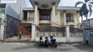 Cipete - Kebayoran Baru. Rumah Cluster Mewah Cantik Bergaya Eropa. Shm Lt 712 M2. Hadap Utara. Dijln.rimba.cipete Utara.jakarta Selatan