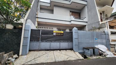 Tomang Rumah 2 Lantai Strategis Dibawah Njop