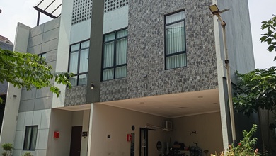 Rumah Cantik3 Lantai SHM di Perumahan Jems Garden Larangan Selatan