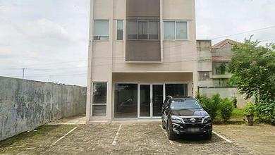 Dijual Lelang Kantor 3 Lantai Cipayung | Luas 679M2 Limit 3.1 M