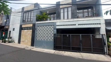 Rumah Apik 2 Lantai Di Jl Dukuh V, Kramat Jati. Dkt Ke Tmii & Tol Jagorawi