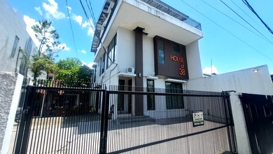 Gedung 3 Lantai di Jl Damai Buntu, Cipete, Jaksel. Dkt ke Jl Raya Fatmawati