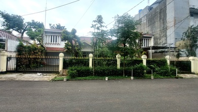 Rumah Asri Bonus Kostan di Jl Karyawan, Kebayoran Lama. Dkt Jl Ciputat Raya