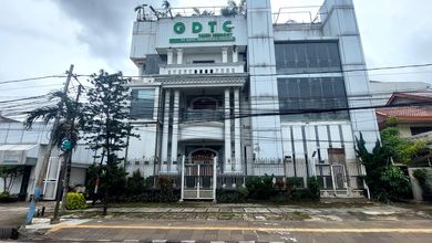 Gedung 3 Lantai di Cempaka Putih Barat. Dkt ke Percetakan Negara & Pramuka