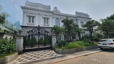 Ebony Golf Pik. Rumah Besar Mewah Siap Huni.