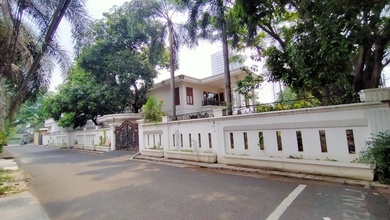 Rumah Hoek Harga Miring Istanah Cilandak LT 2.610Mtr Cilandak Jakarta Selatan