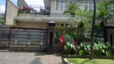 Huniyan dpan taman harga miring kwasan elit martimbang harga miring SHM Kebayoran baru Jakarta Selatan