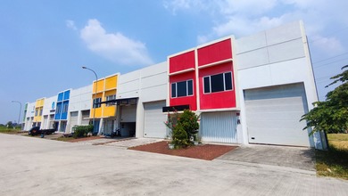 Gudang operasional strategis masuk kontainer Karawang Barat 