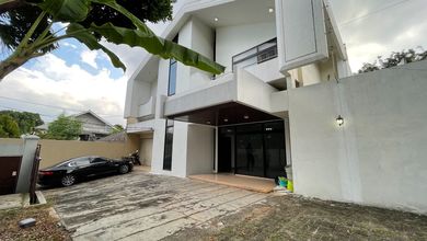 Rumah sewiming pool lt 738mtr Bangka SHM Jakarta Selatan 