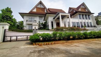 Rumah Hoek swimming pool harga miring lt 1.765mtr Danu Bisma Jakarta Utara SHM 