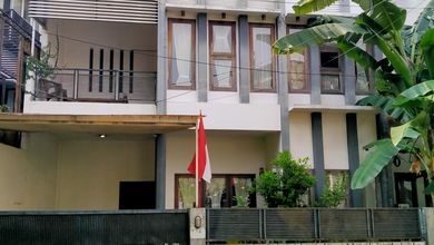 Rumah asri Dkat Taman harga miring Jln Anggrek Nelimurni strategis Kemanggisan SHM Jakarta barat 