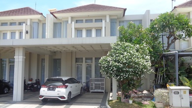 Rumah Cantik 2lt Modern Grand Pakuwon