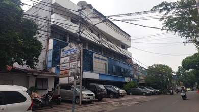 Gedung 4 Lantai Area Komersil Setiabudi