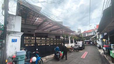 Rumah Luas Asri Jatinegara Dijual Cepat